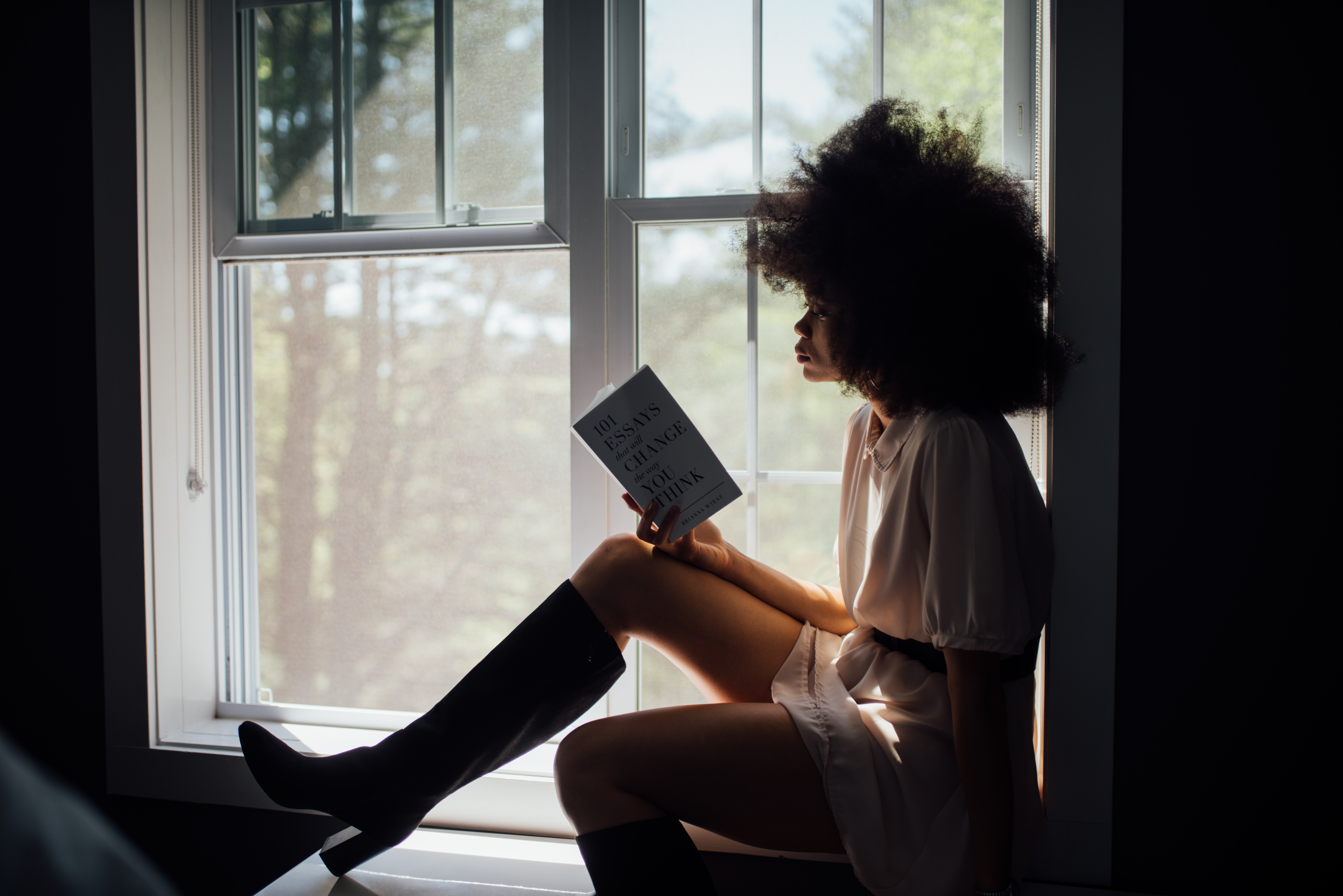 Международный день одиночества. Человек на подоконнике. Подоконник для чтения. Девушка на подоконнике. Девушка читает книгу на подоконнике.